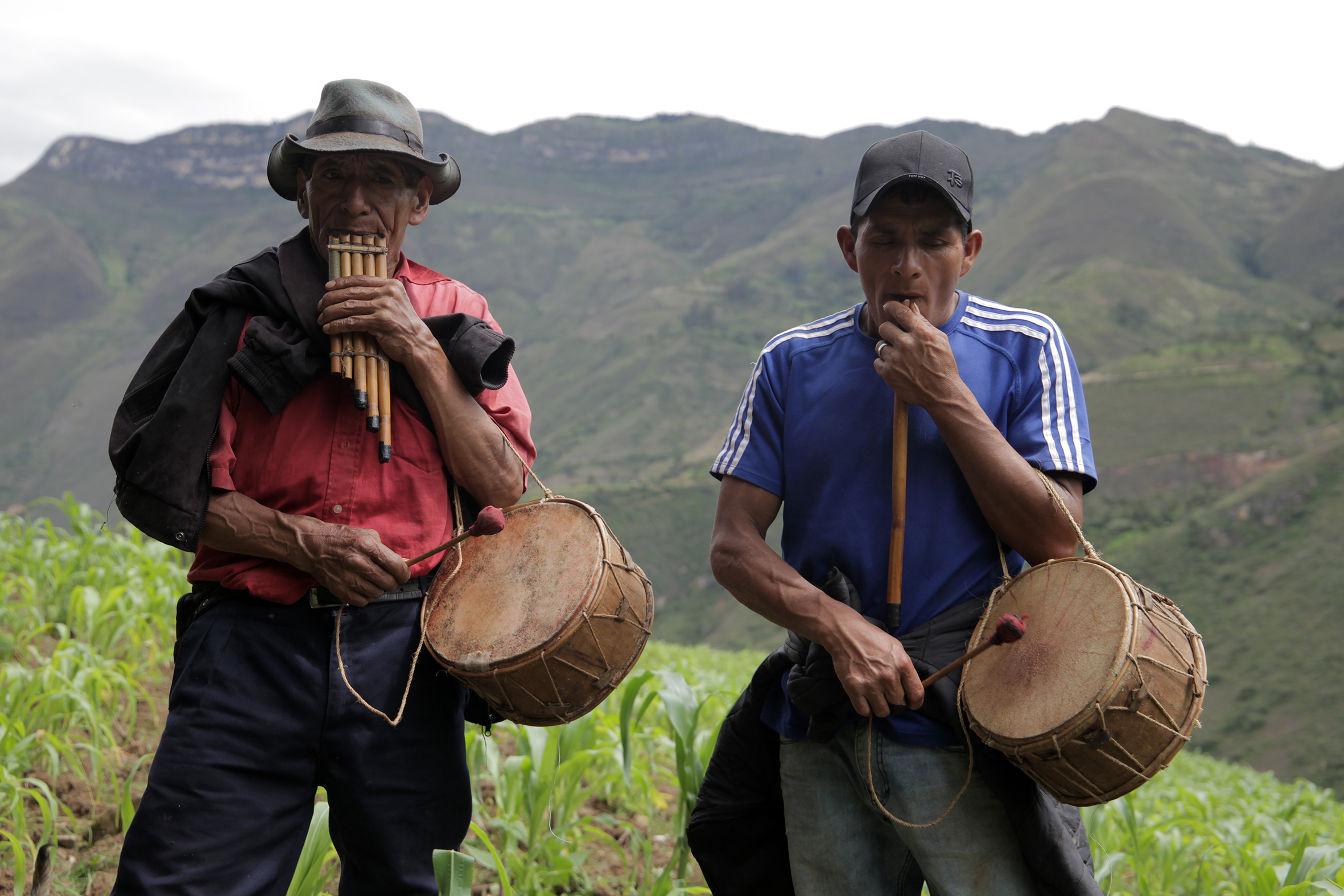 Don Espíritu Guiop y Presentación Choctalin con la tinya (cajero) y el machero. La Jalca Grande, región Amazonas - 2023